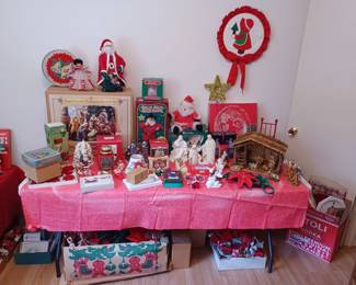 Wow this room is packed with vintage Christmas goodness 