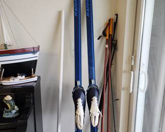 Vintage snow skis