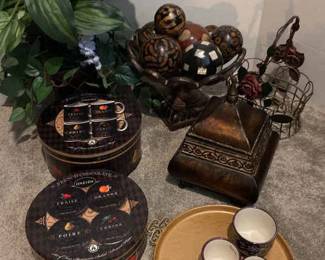 Oneida Plates, Cups And Decor