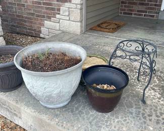 Two Plastic Plant Pots 2 Ceramic Plant Pots and Plant Holder