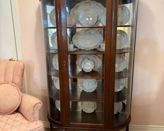 OAK CHINA / CURIO CABINET WITH BEVELED MIRROR AND CURVED GLASS