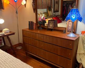 KROEHLER DRESSER MATCHES THE TWIN BEDS