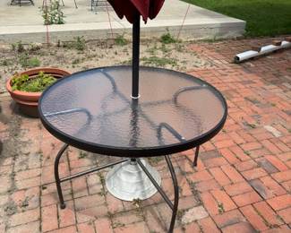 Patio table with umbrella (patio)