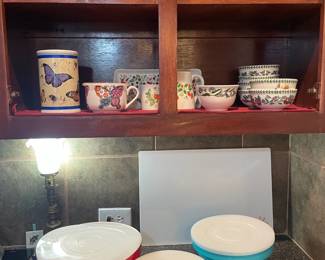 Plastic mixing bowls w/ lids. Set of 4