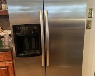 Whirlpool Refrigerator. Excellent condition. Serial # SU2446437