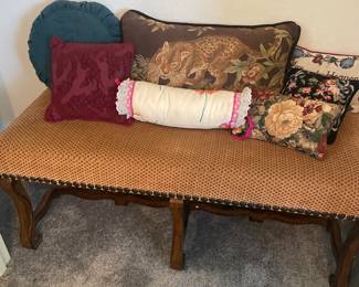 Bench. Decorative pillows