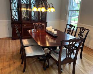 Beautiful Dining table , hutch and buffet by Pennsylvania House