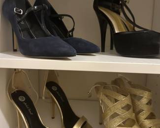 Many many many shoes : kids, ladies, boys, men's
Variety of sizes