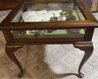 Lovely end table with flip top lid for display
