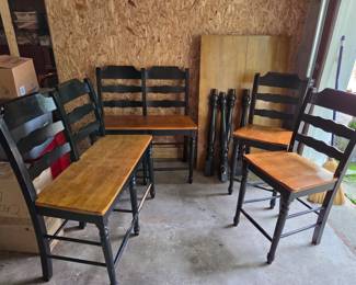 Extendable dining room table with 2 single chairs and 2 benches