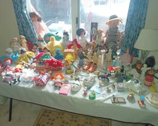 Dolls and vintage knick knacks