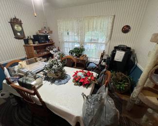 Dining room table and chairs in excellent condition 