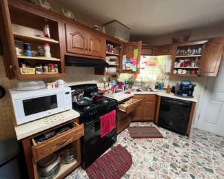 Lots of kitchen items 