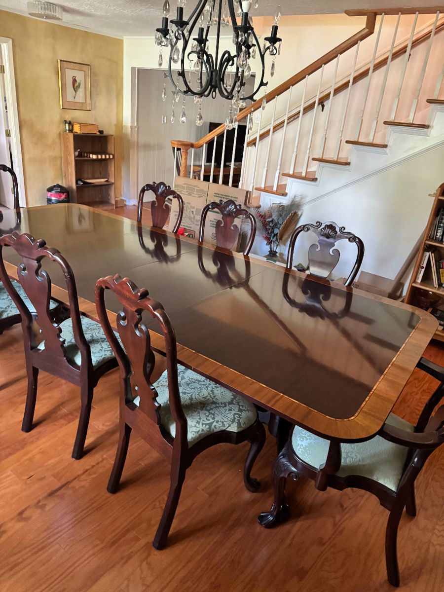 Stunning Stickley dining table with 8 chairs, two leaves and a custom cover included