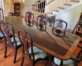 Stunning Stickley dining table with 8 chairs, two leaves and a custom cover included