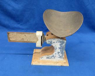 Lot 155. Vintage 2-pound scale