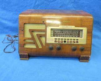 Lot 293. Philco 40-155 table-top tube radio. Untested.
