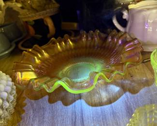 UV reactive carnival glass