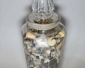 Bunte store candy jar full of buttons and other treasures