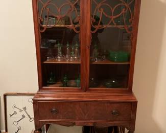 Curio cabinet, baskets & Vaseline glass lot (sold as lot)