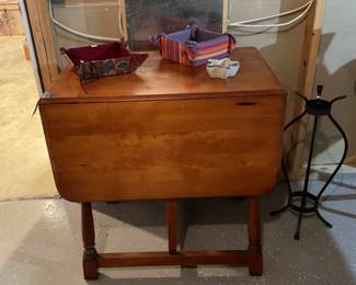 Farmhouse table (expands)