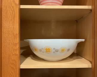 Pyrex bowl, large