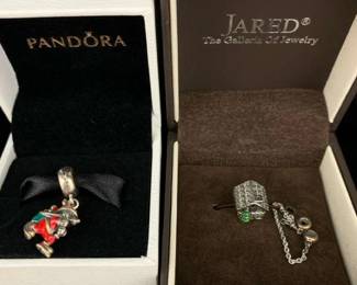 SH906VPandora, Disney Santa Mickey And Gingerbread House Charms