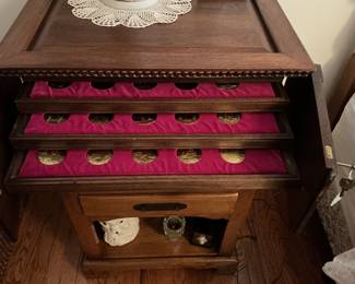 Collector coin box with lock and key