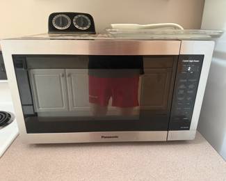 This is from our first walk through of the home. Here’s a beautiful like new Panasonic microwave that works perfectly.