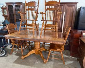 nice oak style table w/chairs