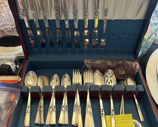 Silverplate set of table flatware 