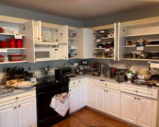 Assorted kitchen items