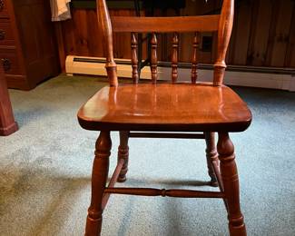 Maple Colonial Style Kitchen/Dining Room/Bedroom Chair This Chair goes w/Desk/Hutch in Guest House
This is LOCATED @ end of Bedroom Hall on Right Past 2nd Bathroom