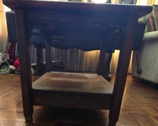 Brandt Furniture Chinoiserie Fretwork Wooden Side Lamp End Table n n