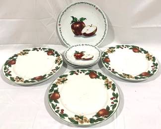 2709 - Lot of 7 Apple plates - 7" & 10.5" Round
