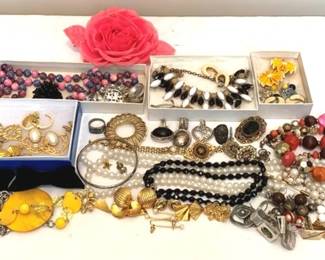 508 - Lot of Assorted Costume Jewelry