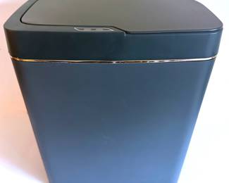 Small Hand Sensor Garbage Can, Closes Automatically
Lot #: 153