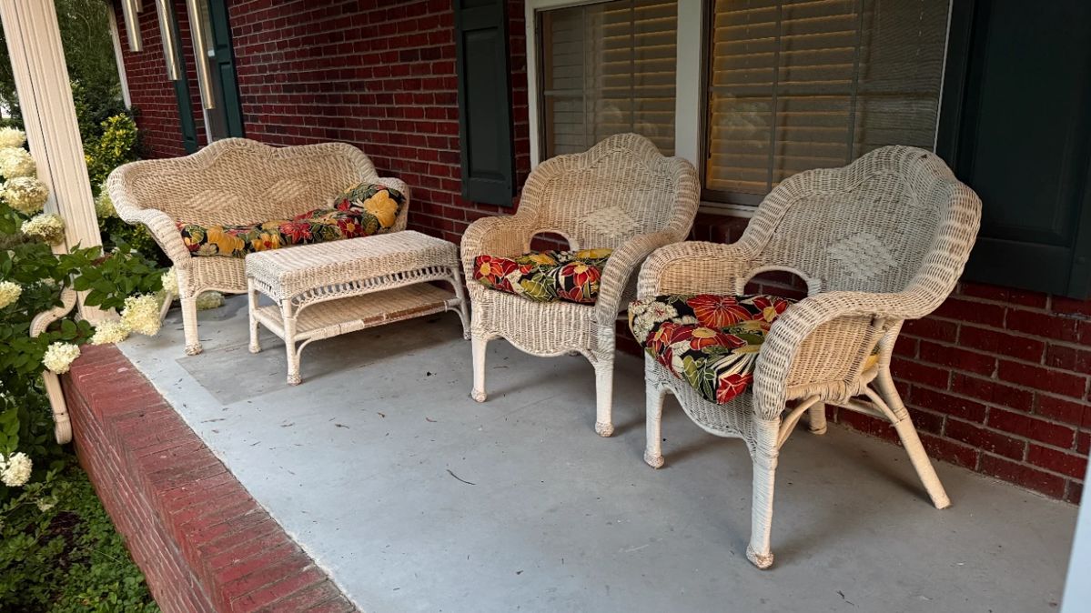 White wicker furniture set