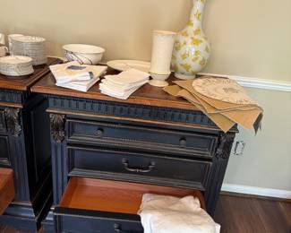Lenox vase
Linens