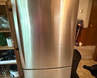 Kenmore Refrigerator - excellent condition 
$600