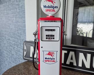 Danbury Mint Die Cast 1056 Mobilgas Replica Tokheim Gas Pump