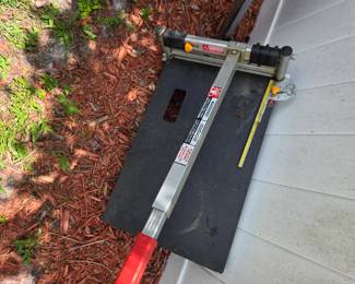Vinyl floor cutter