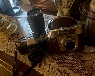 Antique cameras, camera lens. 