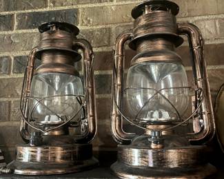 Set of two solar rubbed bronze lanterns.