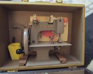 Vintage small childs singer sewing machine with case