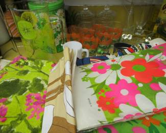 Flower power!! Lots of 1960's kitchen towels, napkins and more