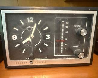 Vintage GE clock and a.m. radio