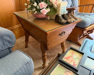 Mid-Century Colonial style Flip-Top end/side table: (doughbox)