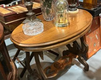 Walnut parlor tab,e