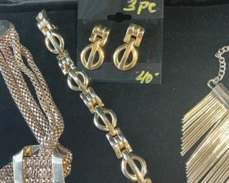 Sets of earrings bracelet